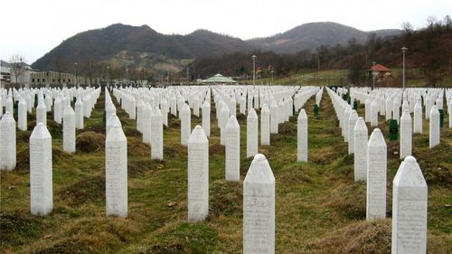 Mii de persoane au comemorat în Bosnia masacrul de la Srebrenica