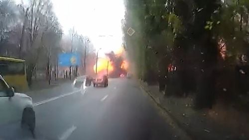 Președintele Zelenski a publicat imagini cu momentul în care o rachetă rusească lovește o stradă din Nipru