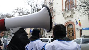 BREAKING “Ne-am săturat să mai fim umiliți!” – Salariații din educație încep luni protestele, anunță cele trei mari federații sindicale, în reacție la planurile guvernului de a îngheța din nou salariile