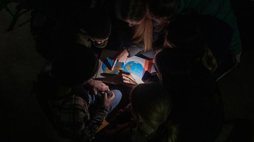 STUDIU: Peste 900 de ore în subteran este timpul mediu petrecut în buncăre de copiii din Ucraina, într-un an de război