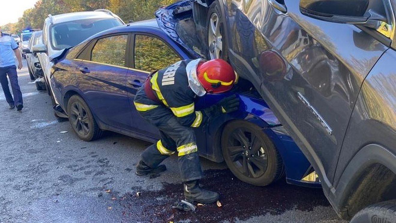 Autoturism strivit de un SUV, pe A1 București-Pitești / Cinci mașini implicate în accident / O femeie a ajuns la spital