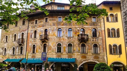 O familie de români cu trei copii mici a ajuns în stradă, în Italia / Nimeni nu vrea să le închirieze un apartament / ”Să apari cu trei copii nu este o carte de vizită bună” / Primarul i-a cazat la un hotel și caută o soluție