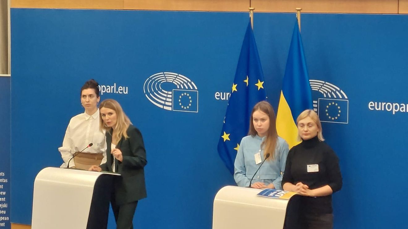 Nouă femei din Ucraina, mărturii dramatice în Parlamentul European: „Fiecare zi de război se simte ca un an / Când am trecut astăzi granița pentru a veni aici, am putut în sfârșit auzi păsările / Putin încearcă acum să omoare cât mai mulți civili”