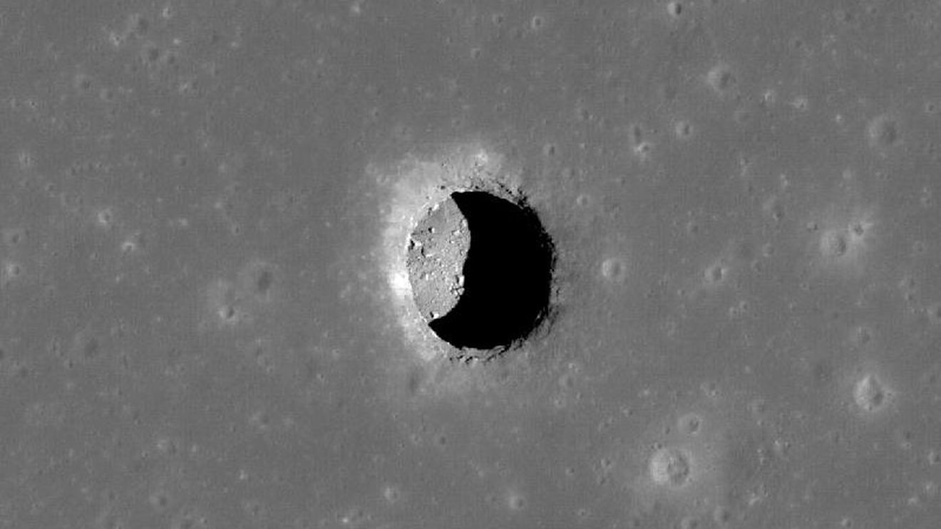 O peșteră descoperită pe Lună ar putea adăposti oameni. Oamenii de știință au speculat că "gropile lunare" ca aceasta ar putea fi intrări în peșteri - acum au dovada