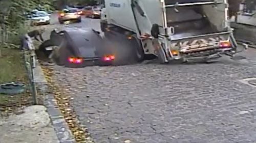 VIDEO Momentul în care o stradă s-a prăbușit în București și a înghițit o mașină și un copil / Băiețelul a fost scos rapid din crater