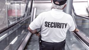 Un agent de pază cu salariu de 2.000 de lei câștigă în instanță 110.000 lei de la patronul firmei / Societatea nu i-a plătit orele lucrate noaptea și în weekend