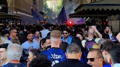 VIDEO FOTO Milano, în sărbătoare / Suporterii au invadat Piața Domului / Sâmbătă seara se desfășoară finala Champions League, joacă Inter și City / În 7 ore au fost cumpărate 43.000 de bilete pentru italienii care vor să vadă meciul pe San Siro