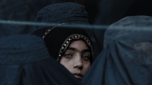 Autorităţile talibane din Afganistan adoptă un nou cod pentru separările conjugale, o altă încălcare a drepturilor femeilor afgane