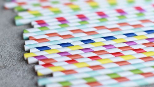 „Înapoi la plastic!”: Trump va semna un decret împotriva paielor de băut din hârtie