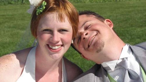 O americancă din Utah, anchetată după ce s-a plimbat topless în propria locuinţă