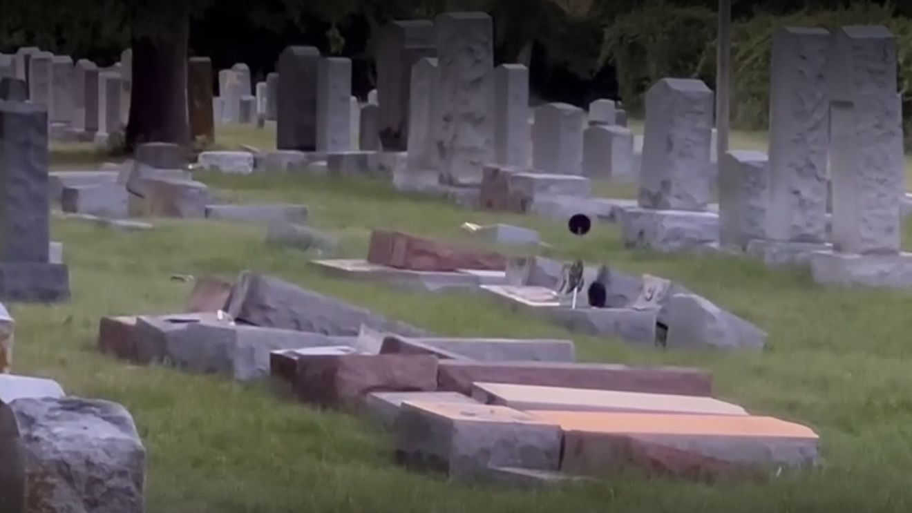 Aproape 180 de morminte vandalizate într-un cimitir evreiesc din Statele Unite