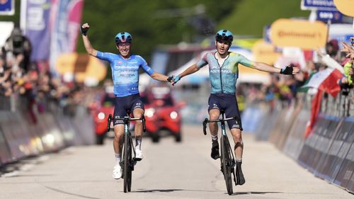 Giro d’Italia: Christian Scaroni câștigă etapa a 16-a ținându-se de mână cu Lorenzo Fortunato / Cum arată clasamentul pentru tricoul roz