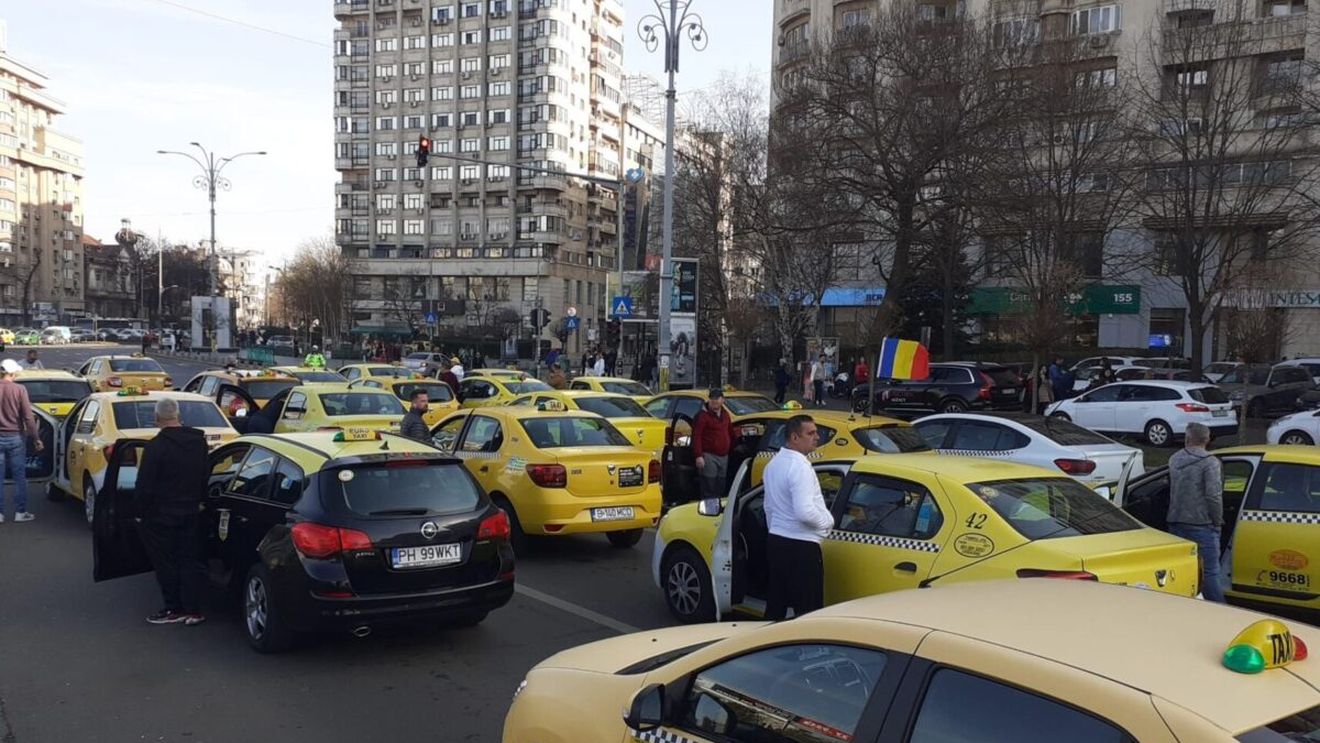 Sute de taximetriști au protestat în Piața Victoriei / Șoferii doresc să poată folosi mașini mai vechi și limitarea numărului de „Bolt-uri”