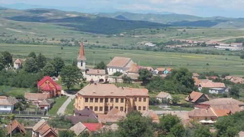 Tribunalul Alba a blocat decizia primarului din Șona de a-l detașa pe secretarul comunei într-un post aflat la 70 de kilometri distanță. Secretarul îl acuză pe edil de abuzuri în serie comise în Primărie