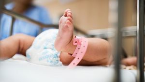 Afacere ilegală cu un nou-născut la Blaj: O femeie a născut sub identitate falsă pentru a-și „dona” copilul altei familii / Trei persoane, trimise în judecată pentru 11 infracțiuni