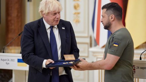 Președintele Zelenski i-a acordat Ordinul Libertății lui Boris Johnson / Downing Street anunță un nou pachet militar / Marea Britanie va trimite Ucrainei circa 200 de drone în valoare de 54 de milioane de lire sterline