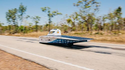 O echipă de studenți români a traversat Australia la bordul unui vehicul solar / ”Am avut 6 metri pătrați de panouri solare. Autonomia mașinii în condiții de zero soare este de până la 300 km”