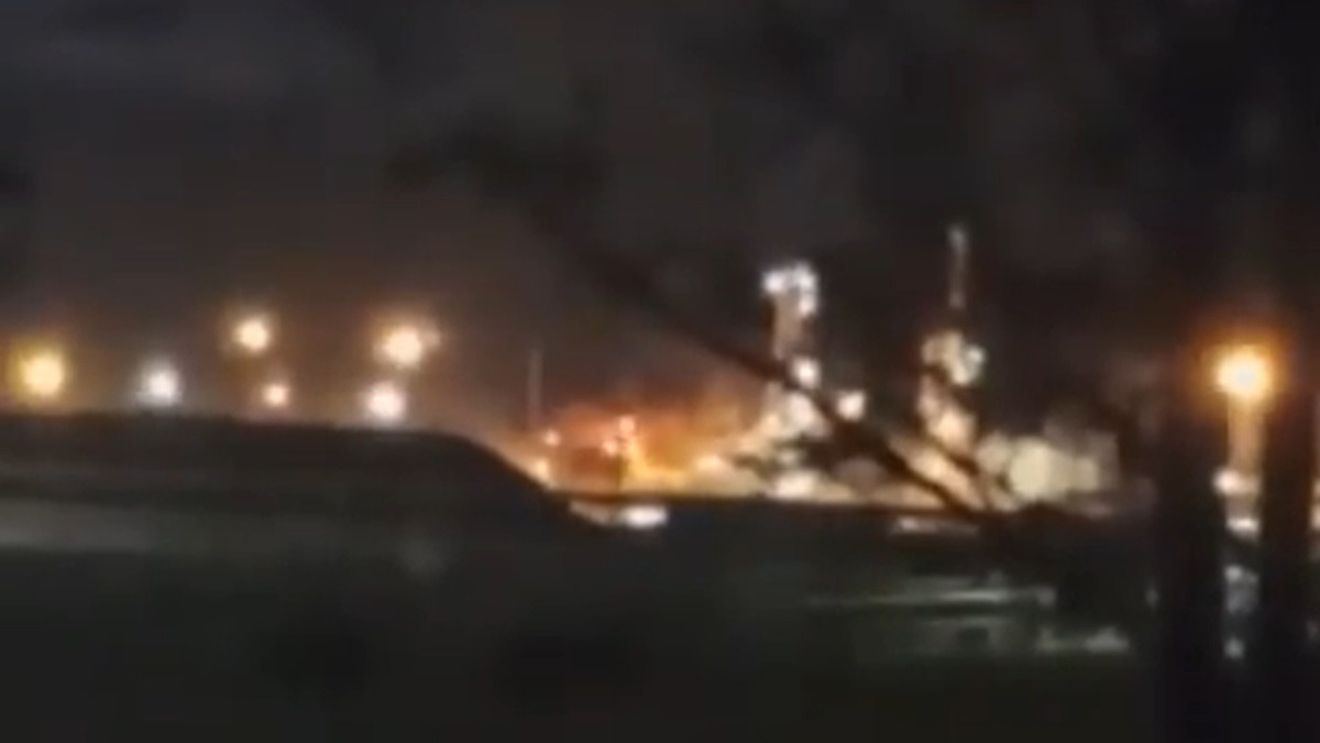 Incendiu la o rafinărie rusească de la Marea Neagră, după un atac cu dronă