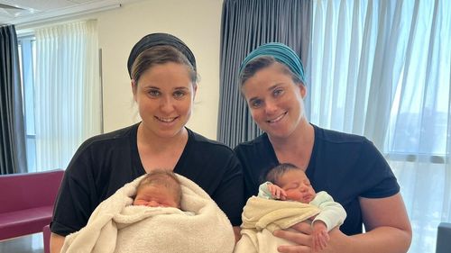 Două gemene identice din Ierusalim au născut în aceeaşi zi, a anunţat spitalul în care surorile au dat naştere a doi băieţei