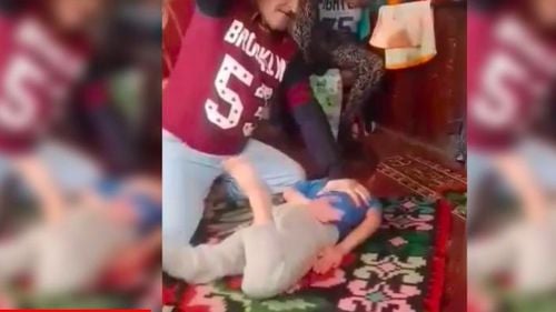 Poliția a reținut pentru 24 de ore un bărbat din Suceava care și-a bătut copilul sub privirile mamei