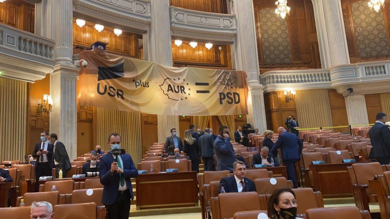 Replica PNL la statuia lui Superman căzut: un banner imens cu mesajul USR+AUR=PSD