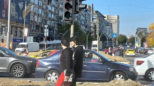 Haos în centrul Capitalei. Cea mai circulată intersecţie a Bucureştiului, Piaţa Unirii, e lăsată fără semafoare de trei săptămâni din cauza borduriadei primarului Robert Negoiţă