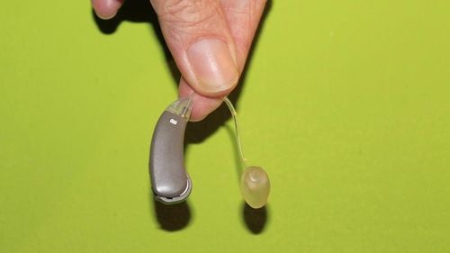 Botoșănenii acuză Casa de Asigurări de Sănătate că oferă proteze proaste, cu preț exagerat / ”Proteza auditivă nu era bună de nimic, iar la câteva săptămâni am cumpărat alta de la un magazin online”