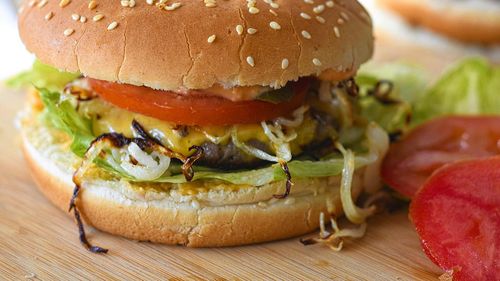 O biserică din Italia oferă gratuit  hamburgeri pentru a atrage tinerii la slujbe / Preot: „Dacă Iisus ar fi astăzi aici, cred că ar saluta astfel de inițiative„