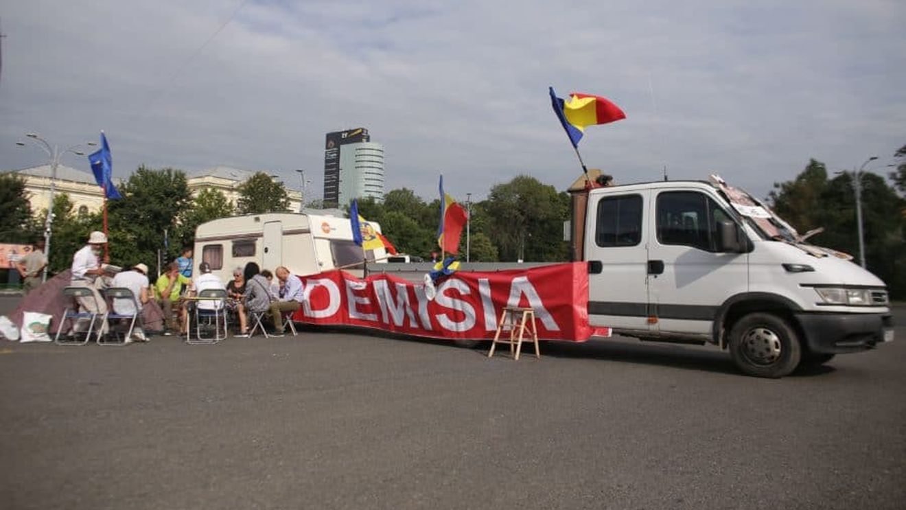 Primii manifestanți s-au instalat cu un cort și o rulotă în Piața Victoriei