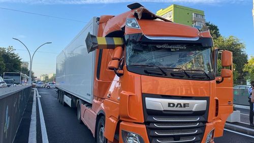 Un TIR, blocat în Pasajul Unirii din București din cauza înălțimii. TIR-ul are 4.2 metri înălțime, limita legală e de 3.5 metri. Primarul Daniel Băluță: Lucrarea respectă norma, înălțimea e de 3.54 m