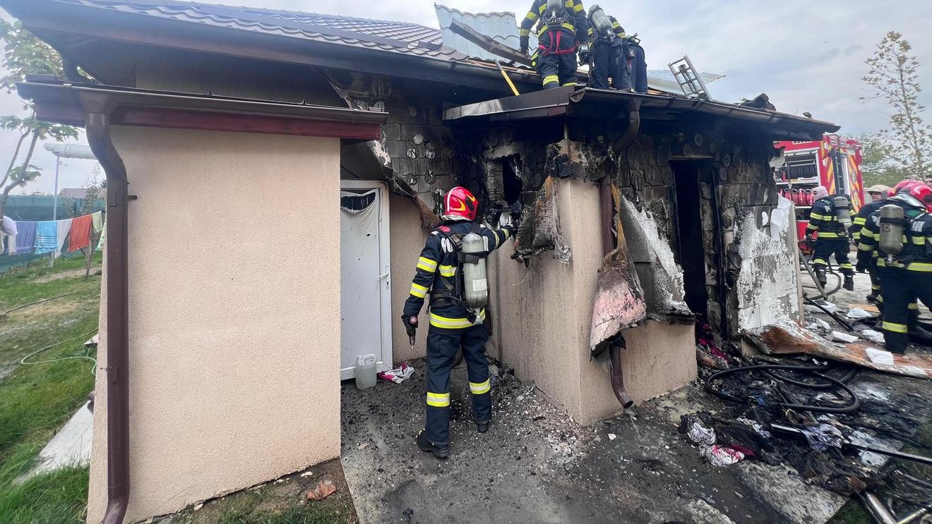 Mureş: Incendiu la o casă din Viişoara, pornit de la o lumânare. Un bărbat de 60 de ani a fost găsit carbonizat