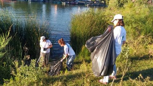 Peste o tonă de deșeuri de plastic adunate de voluntari în Delta Dunării