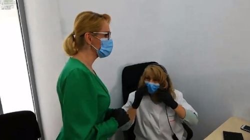 VIDEO Gabriela Firea a făcut live pe Facebook dintr-o cameră cu dimensiuni reduse împreună cu alte cinci persoane, la mai puțin de un metru distanță de ele