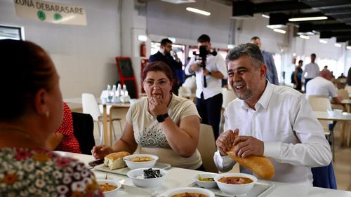Sarea și piperul de campanie: Marcel Ciolacu a zburat cu avion privat la Baia Mare, apoi a mâncat la cantina populară alături de muncitori. ”De mult n-am mai mâncat o fasole atât de bună!”