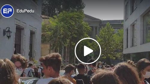 VIDEO Sute de elevi s-au îmbulzit la poarta Colegiului Național „Sf. Sava” pentru schimbul de tură din scenariul hibrid