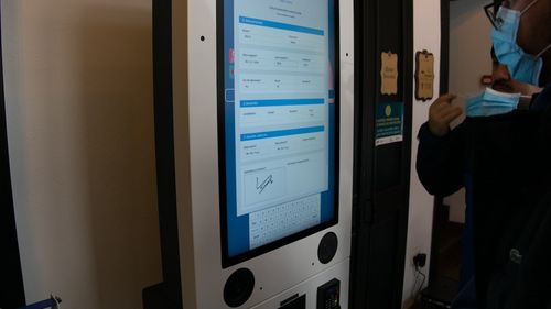 Un asistent virtual înlocuiește personalul din recepția unui hotel din Brașov / Sistemul e funcțional 24/7, complet automatizat, independent și capabil să comunice cu clientul