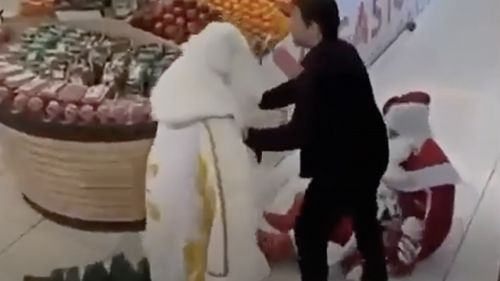 VIDEO Bătaie într-un supermarket din Baku: Ded Moroz, varianta rusească a lui Moș Crăciun, se bate cu varianta occidentală