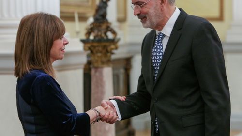 Președinta Greciei, Katerina Sakellaropoulou, l-a desemnat prim ministru interimar pe președintele Curții de Conturi, Ioannis Sarmas, ca urmare a imposibilității formării unui guvern după alegerile parlamentare de duminică, cu sarcina de a organiza un scrutin repetat