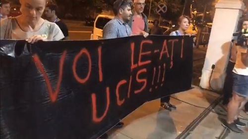 Liderii PSD au fost așteptați de protestatari la ieșirea din CEx. Viorica Dăncilă a fost întrebată dacă fiul ei este în siguranță la Curtea de Conturi
