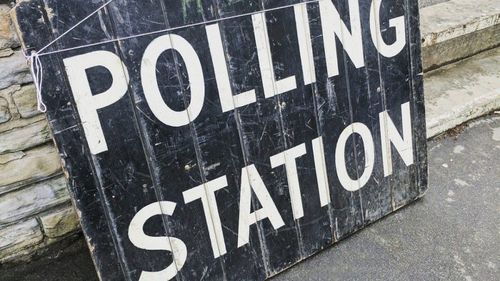 Români candidați la alegerile locale de joi din Marea Britanie: Sergiu Barna, candidat al Partidului Conservator, speră să îl voteze românii din Canterbury / Alexandra Bulat, din partea Partidului Laburist, are șanse să fie aleasă consilier județean în Abbey