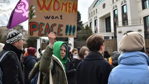 Proteste în fața Ambasada Rusiei de la Chișinău de Ziua Internațională a Femeii, în semn de solidaritate cu femeile din Ucraina: „Vrem pace!” și „Nu războiului în Ucraina”