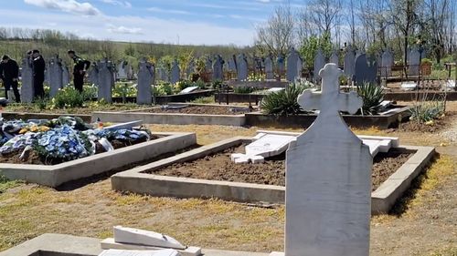 Un bărbat i-a dus soţiei crucea de la mormântul mamei ei pentru a se răzbuna că a plecat de acasă / Este anchetat pentru profanare de morminte