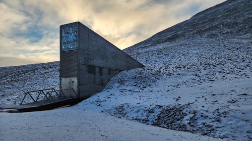 Premiul mondial pentru Alimentație: Doi agronomi din Marea Britanie care au creat un seif cu semințe într-un versant de munte din Norvegia/ Seiful conține 1,3 milioane de mostre de semințe din 6 000 de specii de plante din aproape toate țările lumii