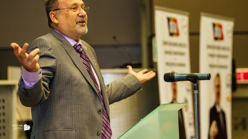 Milionarul româno-american John Ion Banu, candidat la alegerile prezidenţiale din România, pledează pentru dreptul cetăţenilor români de a purta armă pentru „apărarea lor şi a democraţiei” /  ”Conceptul meu de apărare a României ar fi mai degrabă cu un război total”