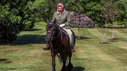 Prima ieșire a Reginei Elisabeta a II-a după mai mult de două luni de izolare. Suverana a fost fotografiată călărind