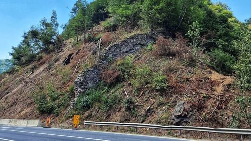 Defrișările de pe Valea Oltului au scos la iveală resturile zidului Turnului Spart de la Boița /  Vechiul zid al vamei dintre Transilvania și Valahia poate fi văzut de trecători /„Deși pare la îndemână de vizitat, înainte era destul de greu”