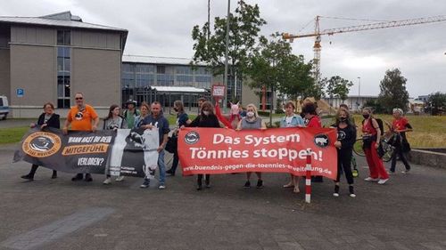 Proteste la Tönnies, abatorul unde s-au îmbolnăvit sute de muncitori români