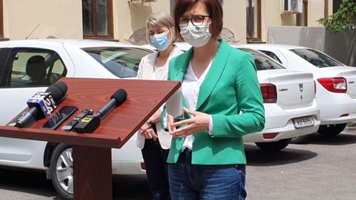 Imagine viralizată pe Facebook: Ministrul Sănătății s-a poziționat invers la pupitru, anunțând că medicii care nu s-au vaccinat impotriva covid trebuie să se testeze pe banii lor