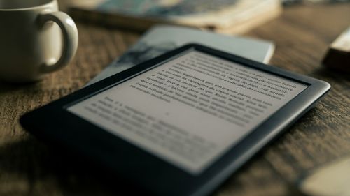 Românii sunt pe ultimul loc în UE la cumpărarea online de cărți și la cumpărarea cărților electronice