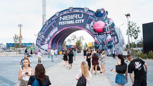 BEACH, PLEASE! 2026 continuă în forță: Ziua 1 a adus show-uri spectaculoase și o energie care a ținut festivalul viu până târziu în noapte